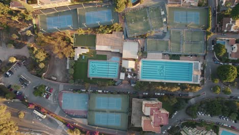 Drone-Aéreo-De-Arriba-A-Abajo-Disparó-Sobre-El-Centro-Deportivo-En-El-Candado,-Málaga,-España