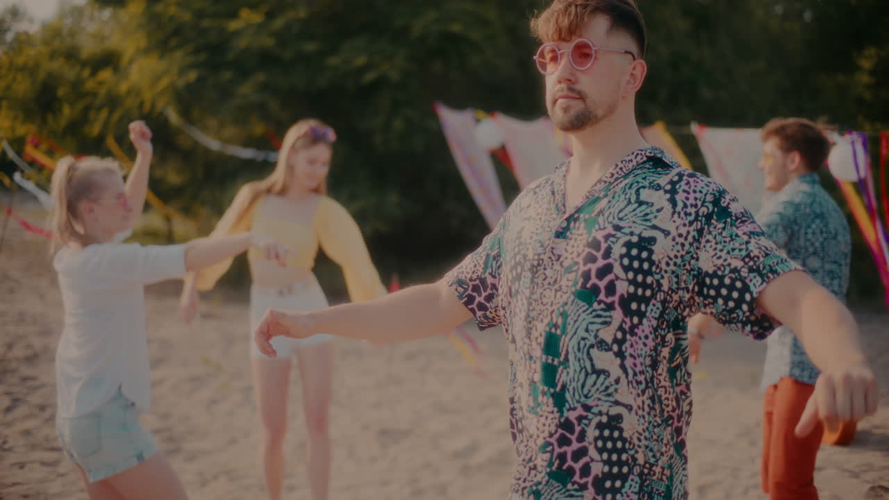 선글라스를 입은 무관심한 젊은 남자가 친구들을 상대로 춤을 춘다.