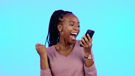 Vaya,-Mujer-Negra-Feliz-Y-Emocionada-Con-Teléfono.