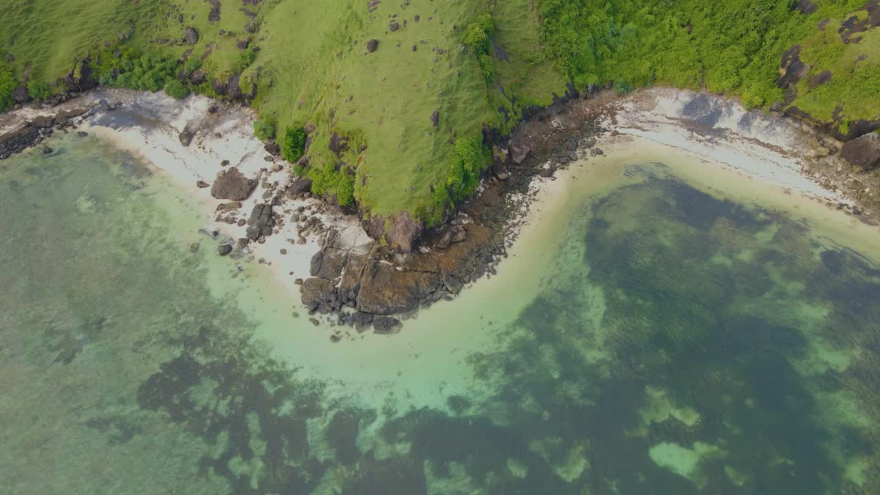 Vista Aérea de Litoral Tropical com Água Cristalina do Oceano e Colinas Verdes