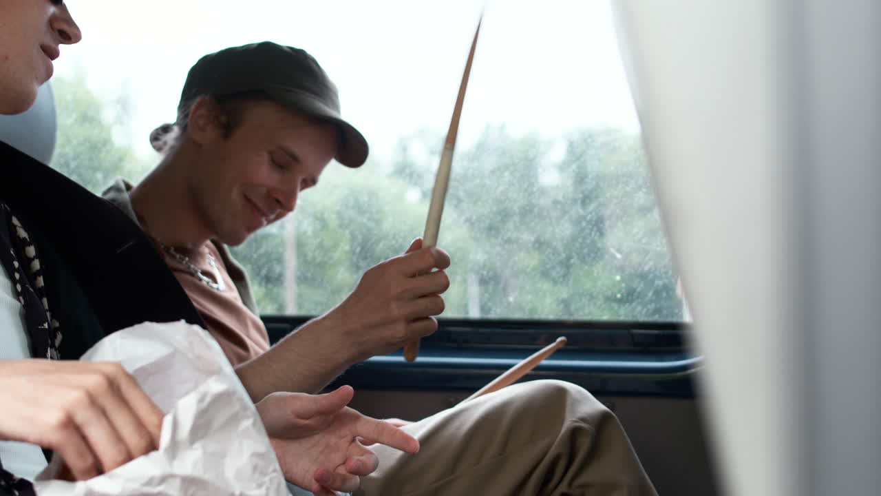 간식을 먹는 젊은 남자