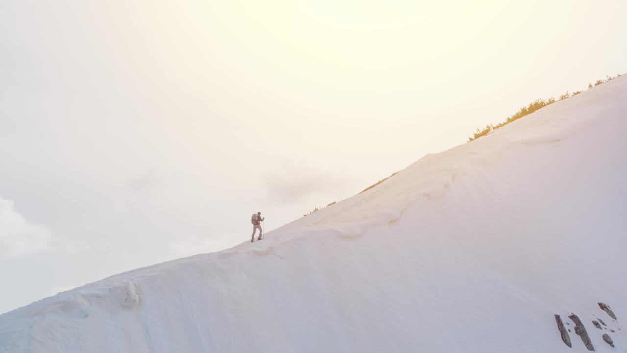 눈 인 산 에서 산책 하는 것