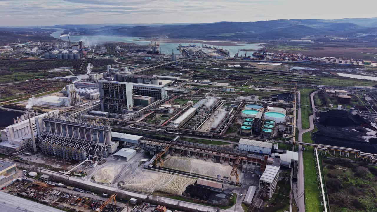 Nehir yakınında fabrikalar ve su kütleleri bulunan sanayi bölgesi