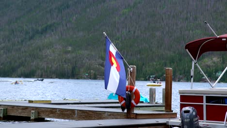 Bandera-De-Colorado-Ondeando-Junto-Al-Gran-Lago,-Colorado