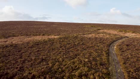 4k-Schnell-Ansteigende-Luftaufnahme-über-Exmoor-UK-Mit-Wanderpfad-Bei-Sonnenuntergang