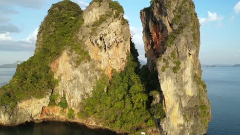 Kalksteinfelsen-Andamanensee,-Beeindruckende-Kalksteinfelsen-Der-Insel-Koh-Yao-In-Der-Andamanensee,-Die-Ihre-Pracht-Und-Ihr-Raues-Gelände-Zur-Schau-Stellen