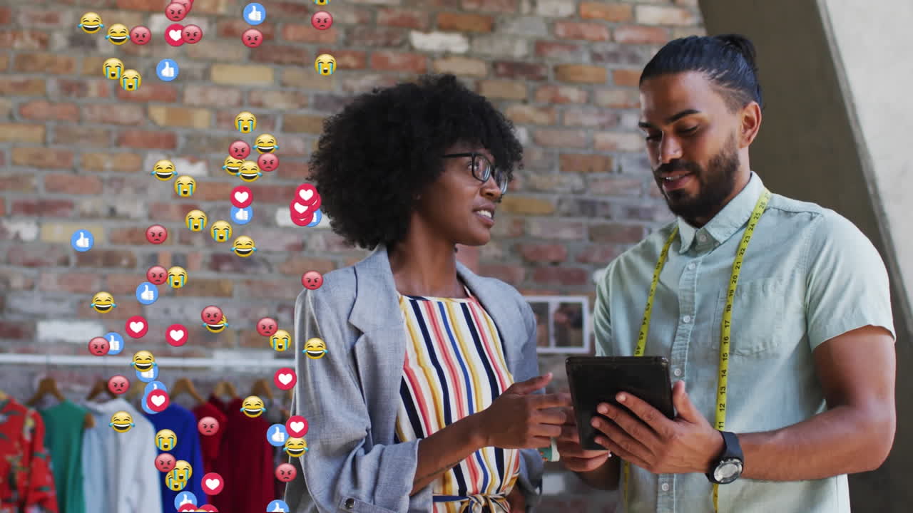 animación de iconos de emoji de las redes sociales sobre diversas personas de negocios