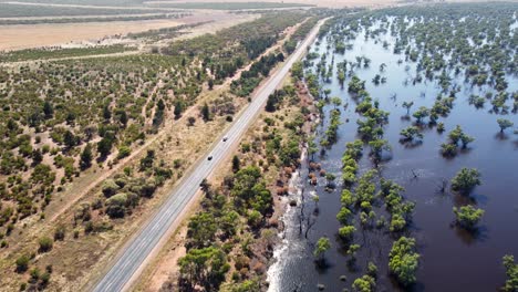 Drone-Aéreo-Matorral-Inundando-Con-Automóvil-Conduciendo-En-Autopista-Autopista-Interior-Victoria-Mildura-Naturaleza-Paisaje-Turismo-Viaje-4k-Australia