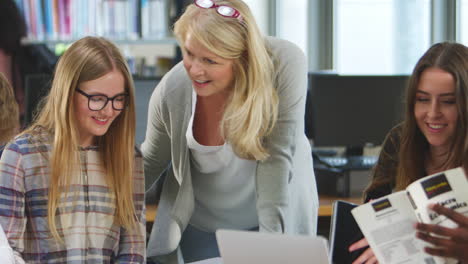 Lehrerin,-Die-Mit-College-Studenten-In-Der-Bibliothek-Arbeitet