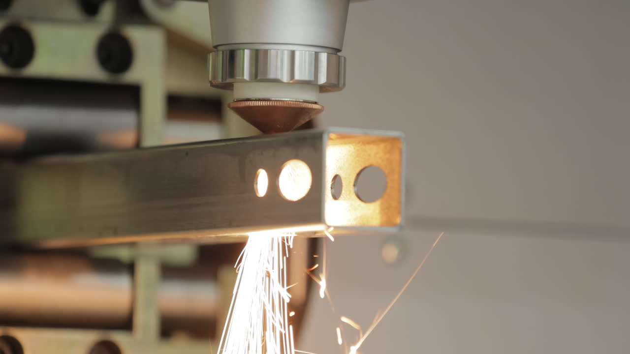 Taglio laser CNC di metallo, moderna tecnologia industriale.