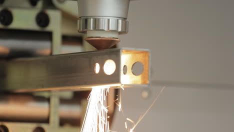 corte láser cnc de metal, tecnología industrial moderna.