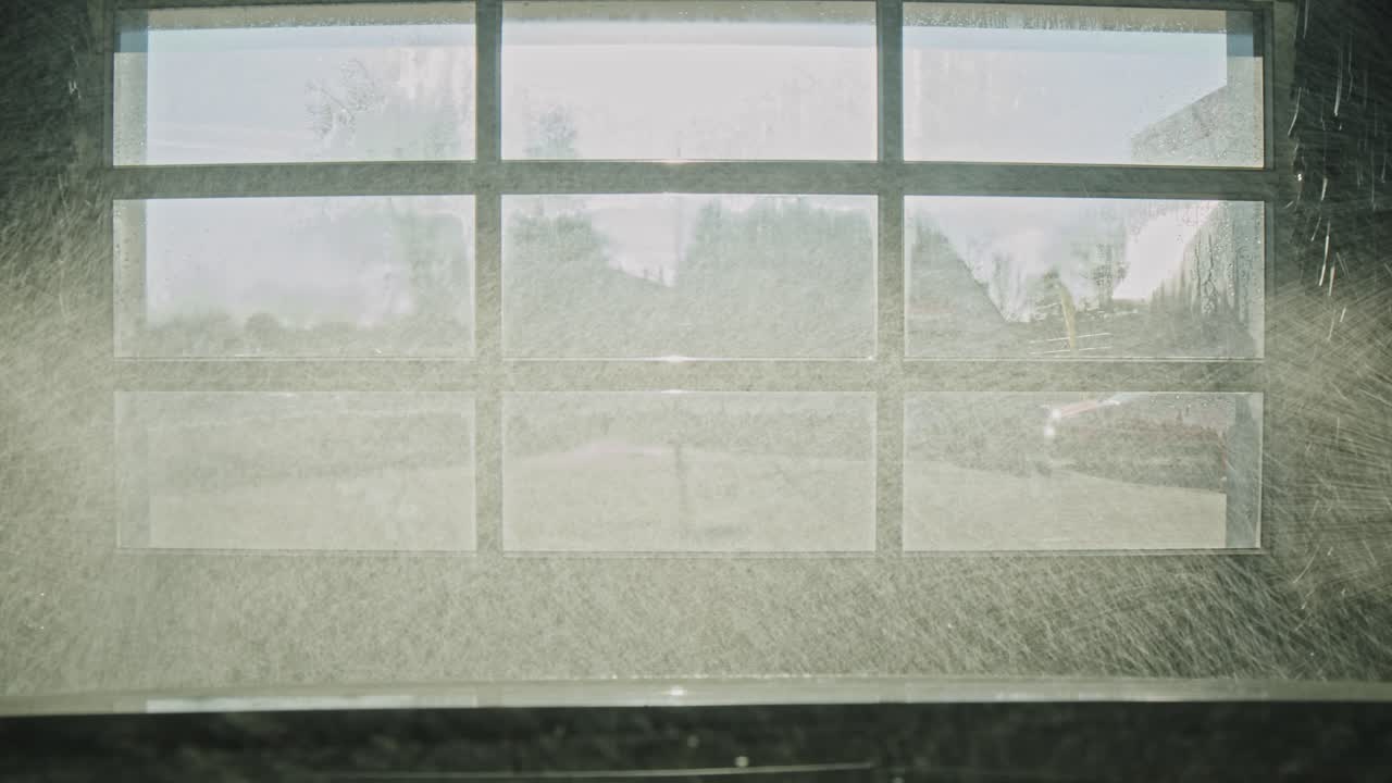 자동 세차 터널 내부에서 차량을 분사하기 시작하는 노즐