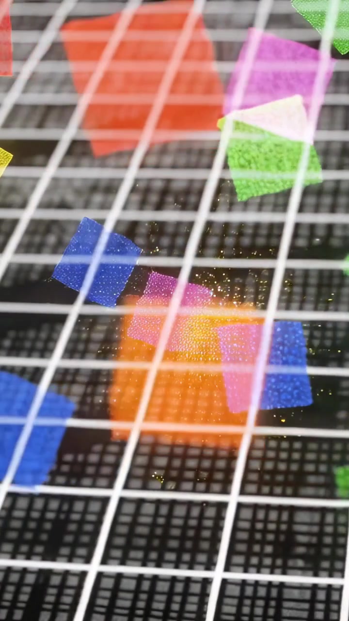 Vertikales Video: Treibende farbige Quadrate gleiten nach unten rechts über ein weißes Gitter im Spiel, zeigt Netzstruktur