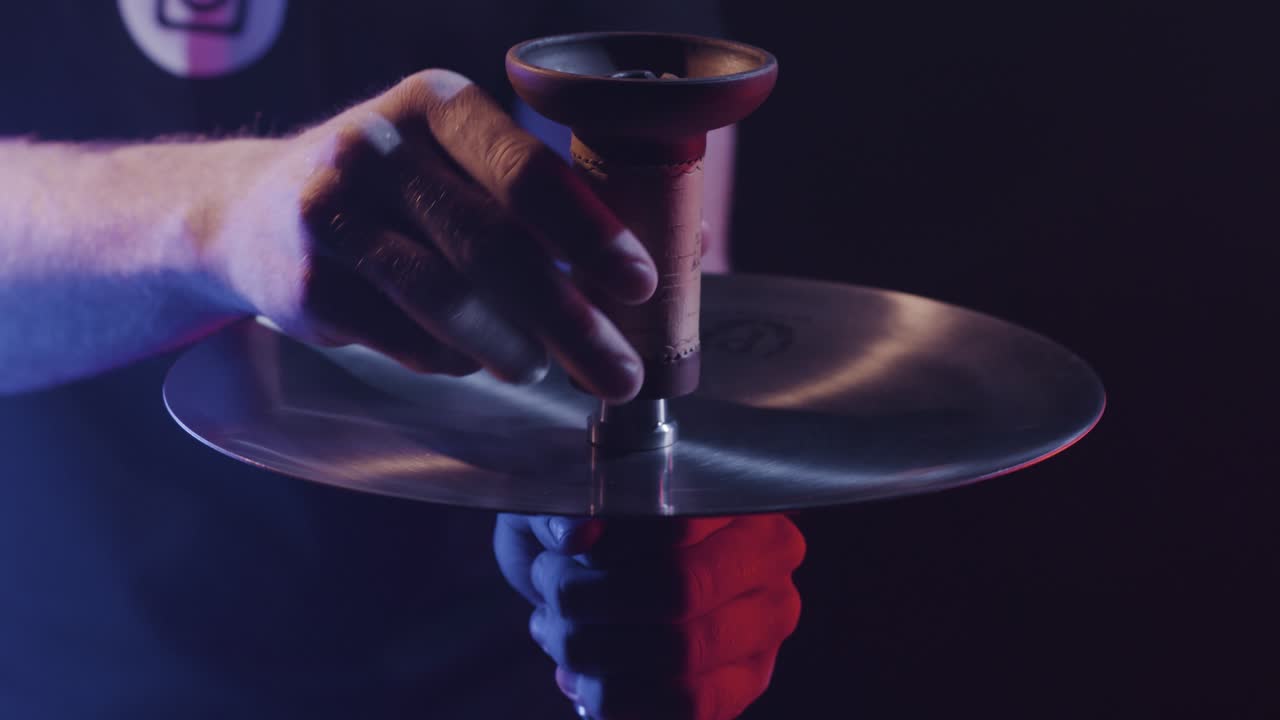 persona con un narguile en la mano