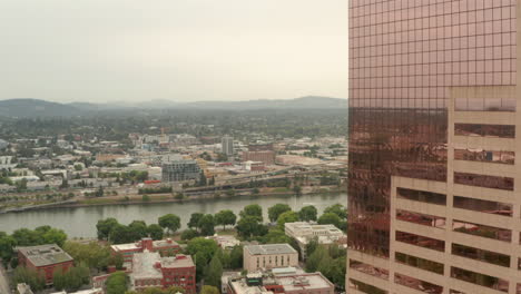 Toma-Aérea-En-Círculos-Por-El-Edificio-Del-Centro-De-Negocios-Bancorp-Portland-Oregon