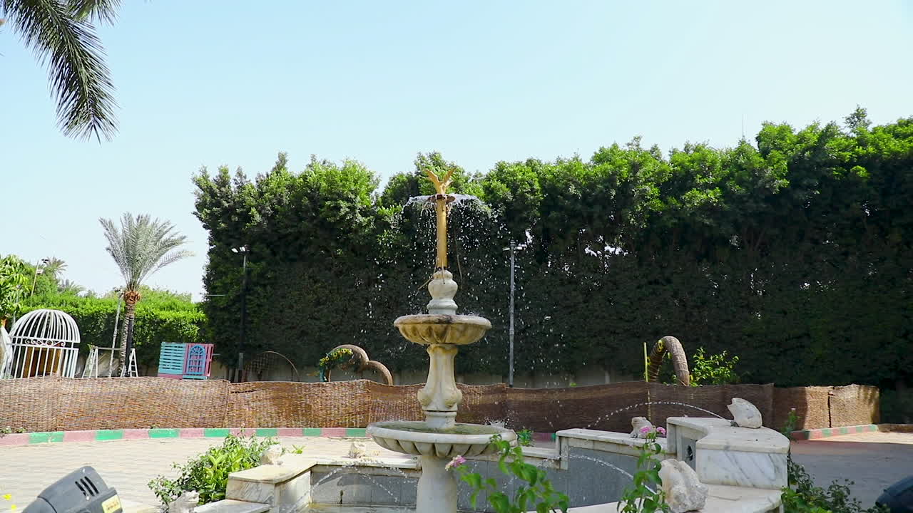 Fuente de agua en el jardín - inclinación de cámara hacia abajo