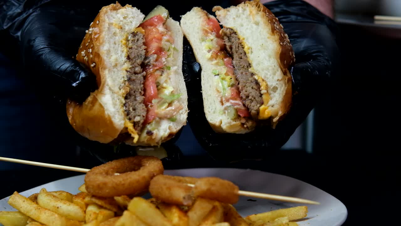 hamburguesa cortada por la mitad