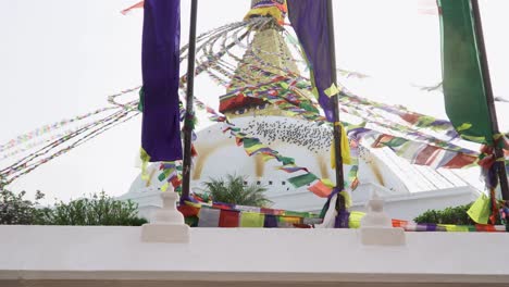 Glatte-Schwenk-Folgeaufnahme-Des-Buddha-Stupas-Stupas-In-Boudhha,-Kathmandu,-Nepal