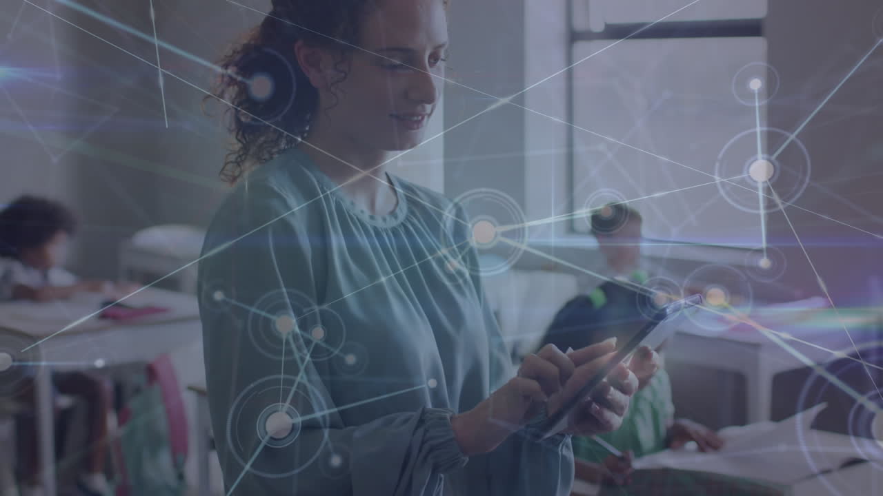 animación de la red de conexiones a través de maestras caucásicas con tableta y alumnos diversos