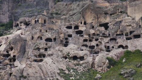 Complejo-Del-Monasterio-De-Cuevas-De-Vardzia-Excavado-En-La-Montaña-Erusheti