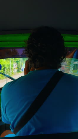 persona que viaja en un auto-rickshaw