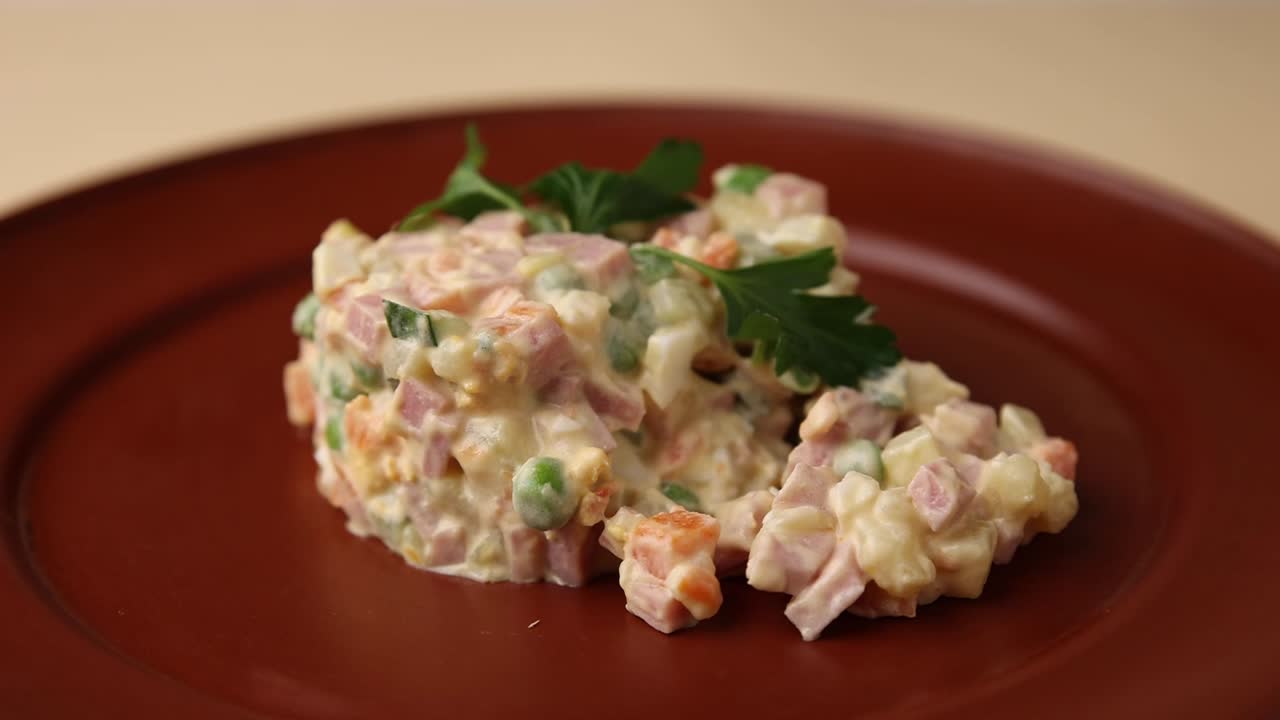 preparación de la ensalada de olivier