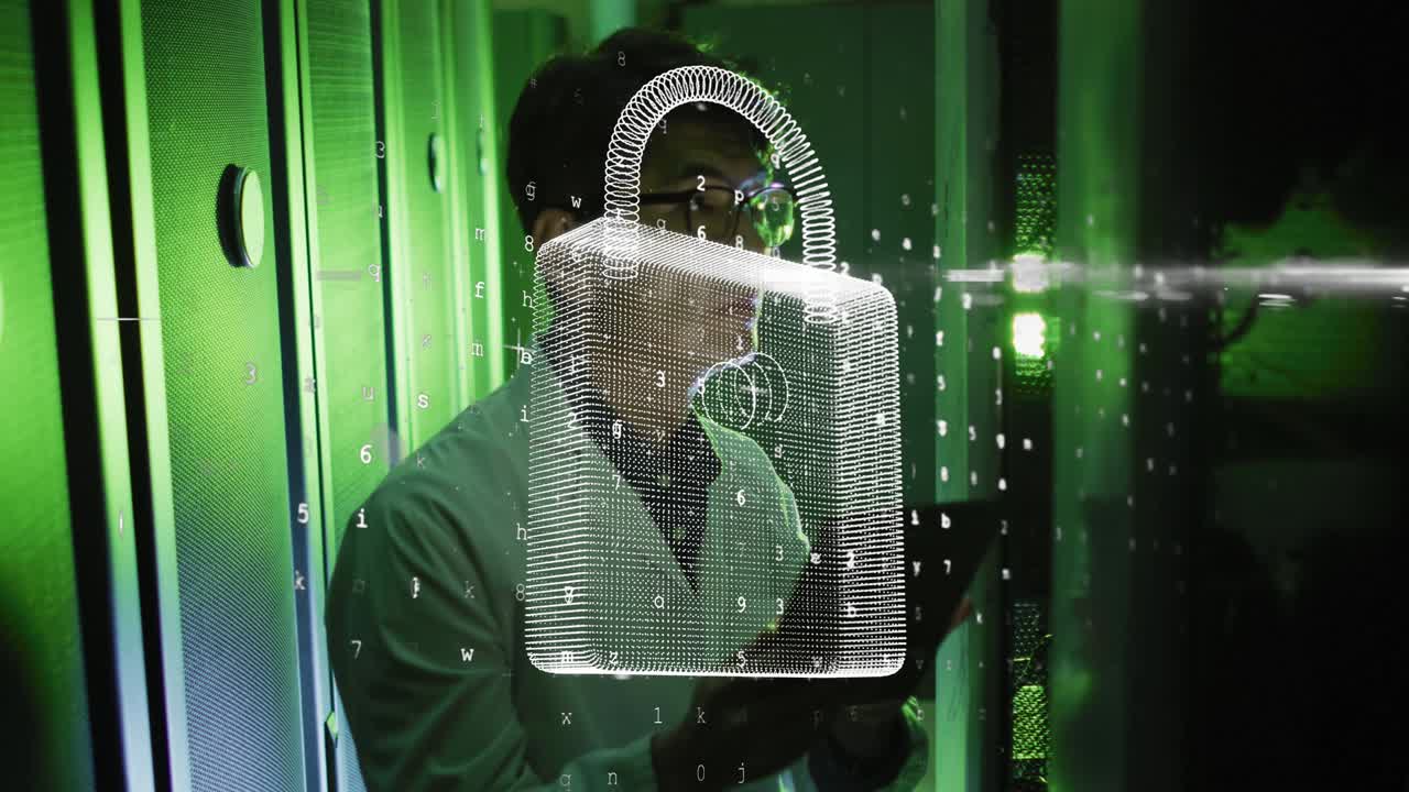 animación de un candado sobre un ingeniero asiático con una tableta por un servidor de computadora
