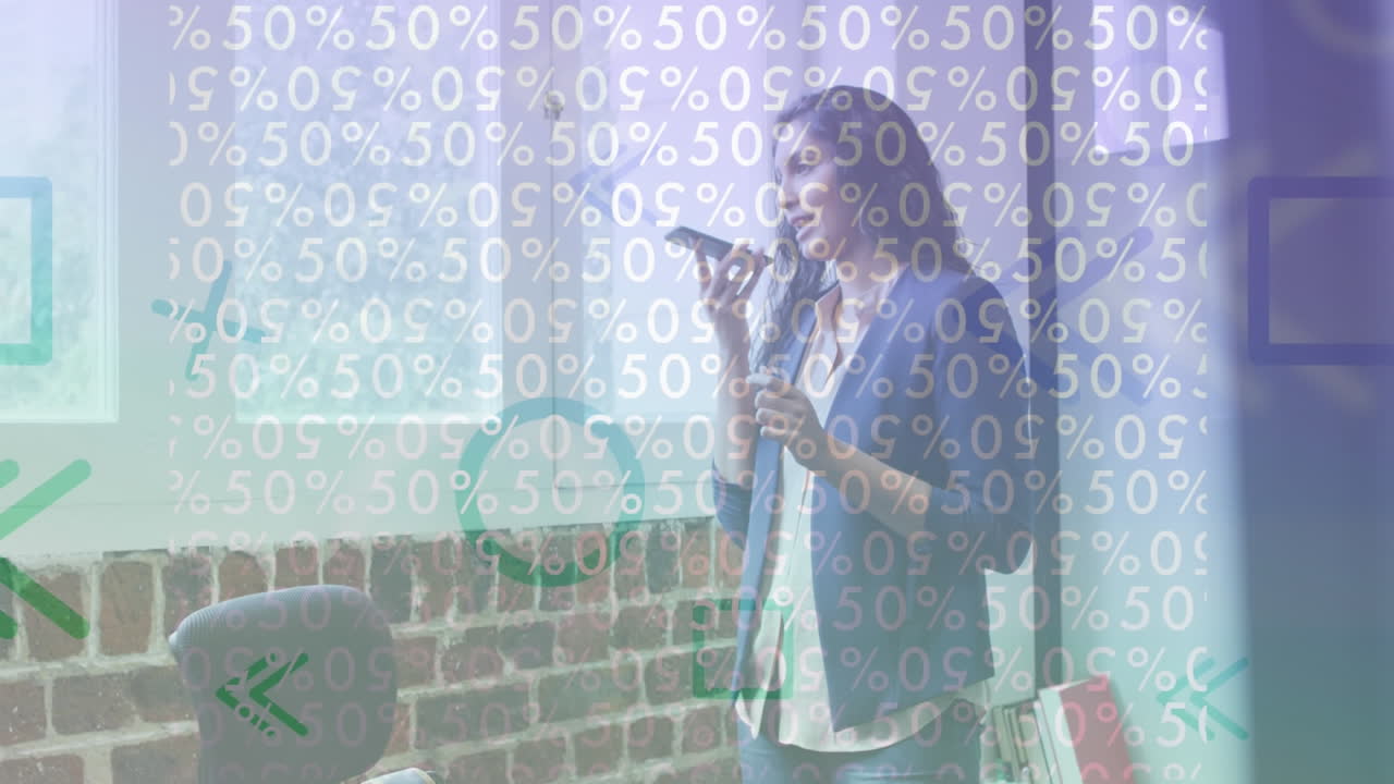 animación del procesamiento de datos sobre una mujer de negocios que trabaja en la oficina