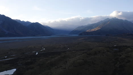 Mount-Cook-Und-Mount-Sunday-In-Der-Nähe-Benachbarter-Berge-Während-Des-Sonnenuntergangs-Mit-Blick-Auf-Das-Tal-Und-Die-Fließenden-Flüsse,-Auch-Bekannt-Als-Edoras-Von-Rohan