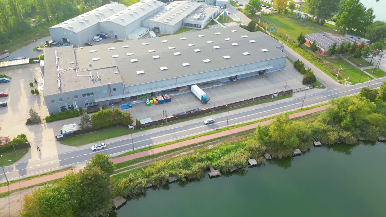 Droneudsigt fra luften over et distributionscenter