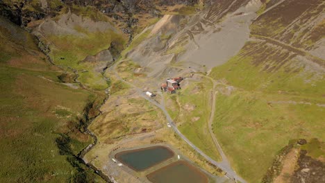 Verlassene-Minenwerke-Und-Absetzbecken-Mit-Sicht-Auf-Den-Berg-Bei-Force-Crag-Mine-Coledale-Beck-Im-Englischen-Lake-District