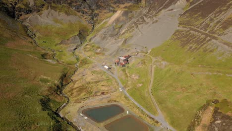 minas abandonadas y estanques de asentamiento con la revelación de la montaña en la fuerza crag mina coledale beck en el distrito de los lagos ingleses