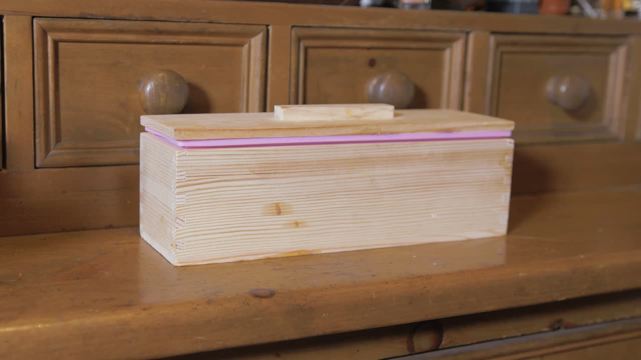 colocar molde de jabón de proceso en frío en el estante para curar