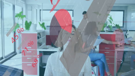 animación de estadísticas y gráficos con empresarias y colegas que trabajan en la oficina