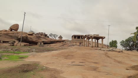 Vista-Panorámica-De-Los-Templos-En-Ruinas-En-La-Cima-De-La-Colina-Hemakuta-En-Hampi