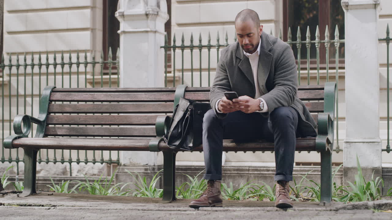 hombre serio, casual y relajado escribiendo texto