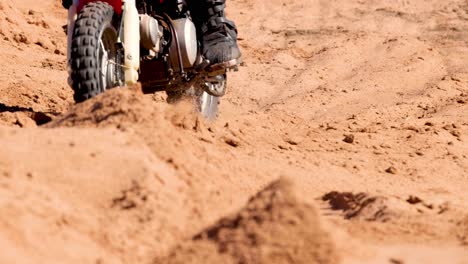 motociclista montando a través de un desafiante paisaje de arena