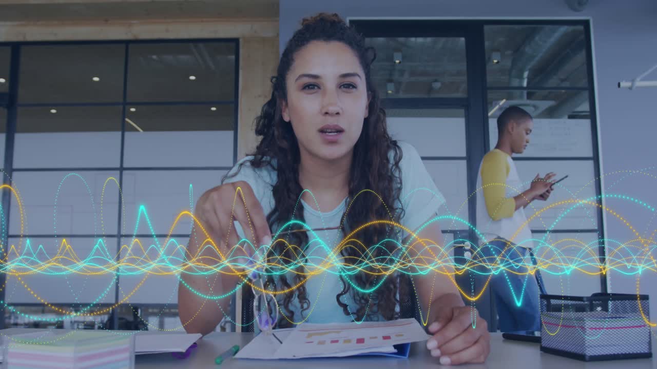 animación del procesamiento de datos sobre una mujer de negocios biracial en la oficina