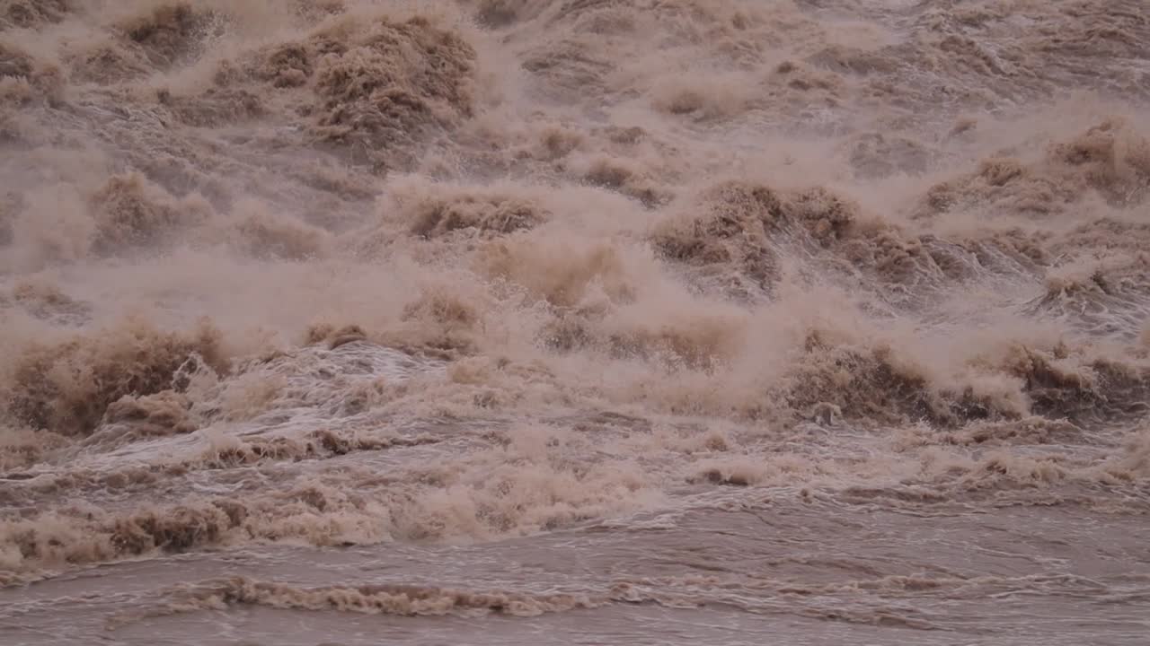 인도 북부 카르나타카에 있는 바사바 사가르 저수지의 모든 것이 잠긴 곳에서 폭우가 쏟아지고 있습니다.