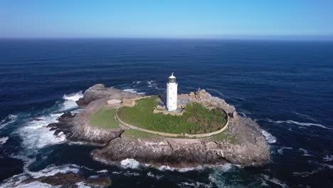 el faro de godrevy con una toma orbital aérea en gwithian, cornualles