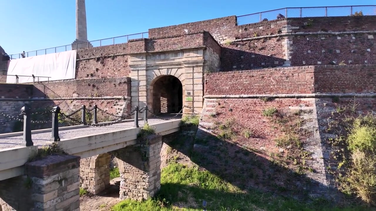 Le persone esplorano un'area storica di un castello in Germania. Camminano intorno alle robuste mura di pietra e ammirano le antiche strutture. Il cielo è sereno mentre si godono la storia e il design del sito