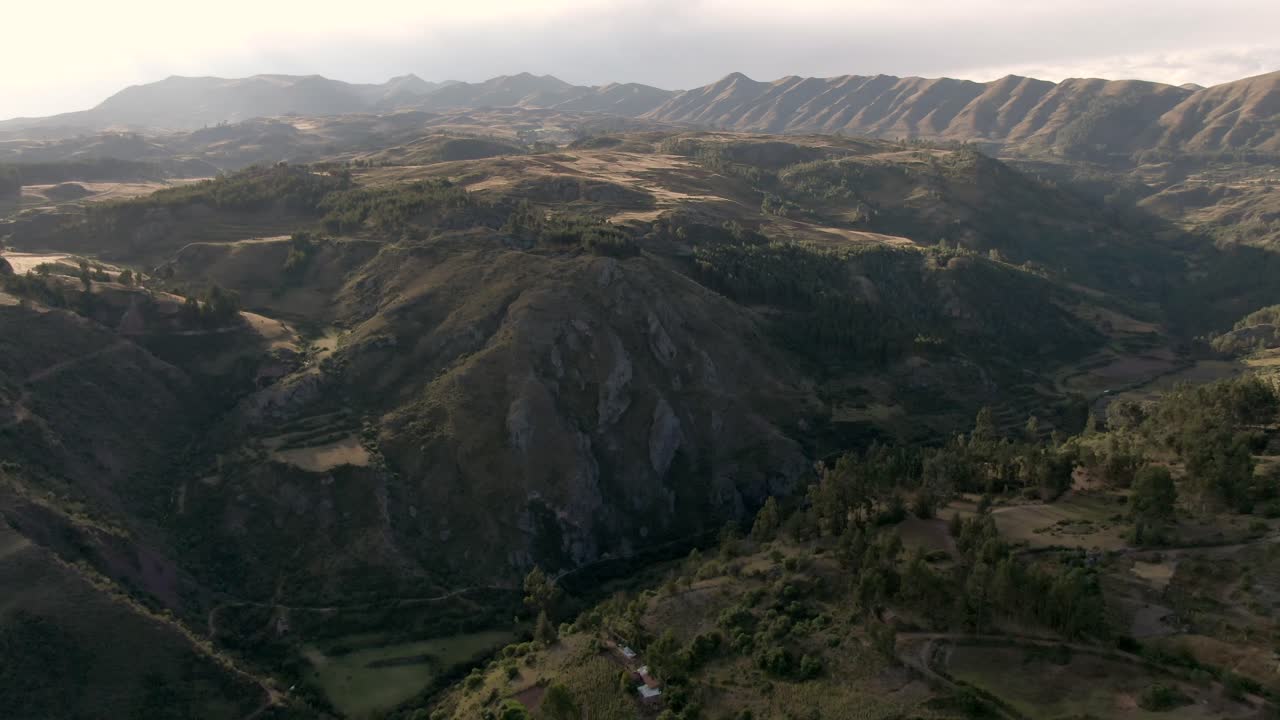 exuberantes montañas verdes cerca de cusco en perú - fotografía aérea de un dron