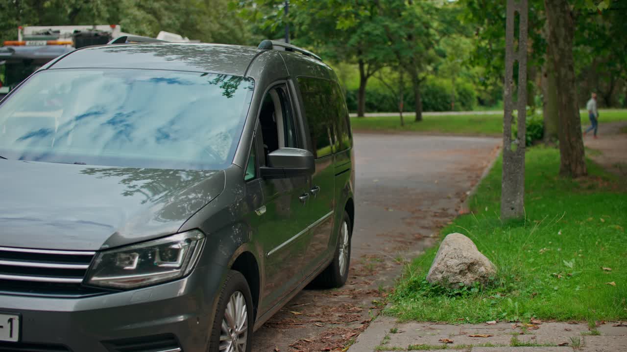 Immagini di un'auto in un parco