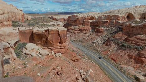 Fahren-Auf-Der-Straße-Mit-Unglaublichen-Natursehenswürdigkeiten-Im-Arches-Nationalpark-In-Utah,-Vereinigte-Staaten