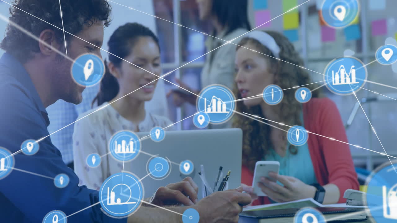 사무실에서 일을 논의하는 다양한 동료들에 대한 아이콘과의 연결 네트워크의 애니메이션