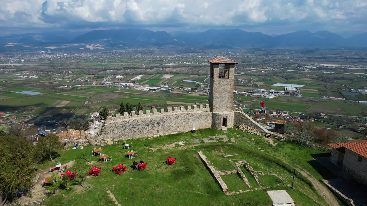 fortaleza medieval albanesa en preza: altas murallas de piedra que rodean el castillo en la cima de la colina - una maravilla arquitectónica histórica