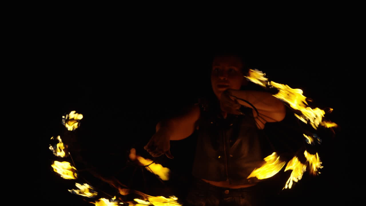 el espectáculo de la bailarina del fuego