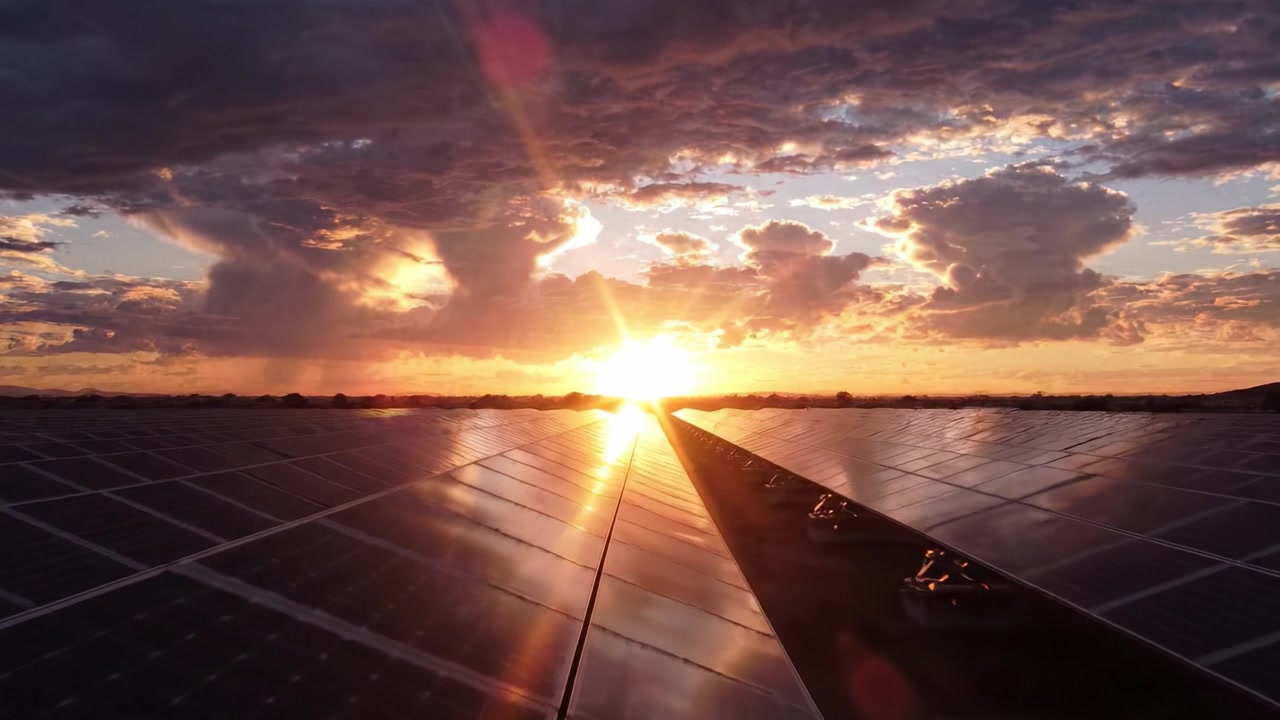 Fang Solpanelernes Strålende Skønhed ved Solnedgang: En Betagende Udsigt over Vedvarende Energi, der Udnytter Naturens Kraft Mod en Levende Himmel