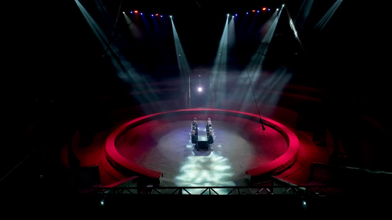 sectas medio en los ojos vendaje meditando iluminación alrededor de la arena. gente ciega culto.