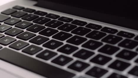 cerrar el teclado del portátil mientras la cámara se mueve a través